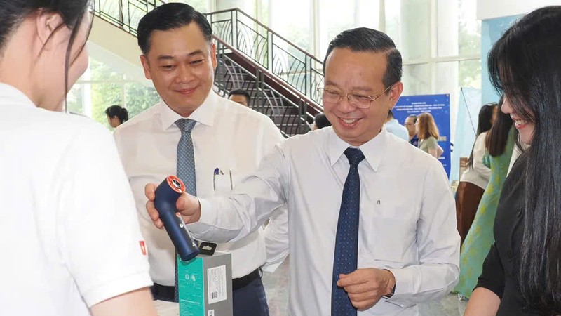 胡志明市人委会副主席裴明盛参观会议现场的产品展示及推介展位。图：黄雄