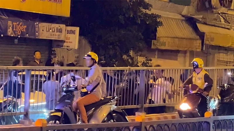 多人试图制止司机的危险行为。图：视频截图
