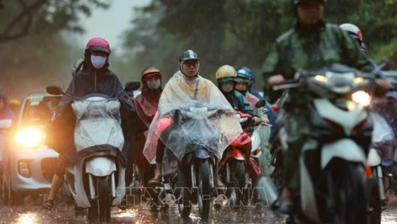 中部出现大雨，南部局地有特大暴雨。