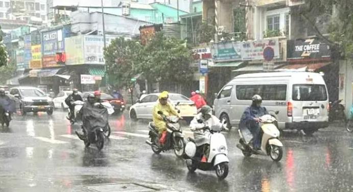 胡志明市下午和晚上有中雨、大雨和雷雨，局地有特大暴雨。 图：明海