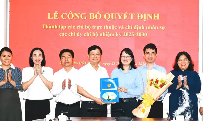 胡志明市人民议会党委书记、主席武文明向国会工作党支部颁发成立决定。图：越勇