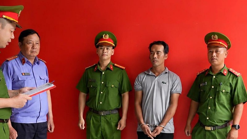 刘清平（右二）在调查机关。图：胡志明市公安
