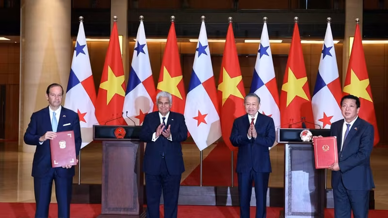 党中央总书记、国家主席苏林与巴拿马总统穆利诺共同见证双方合作文件交换仪式。图自越通社