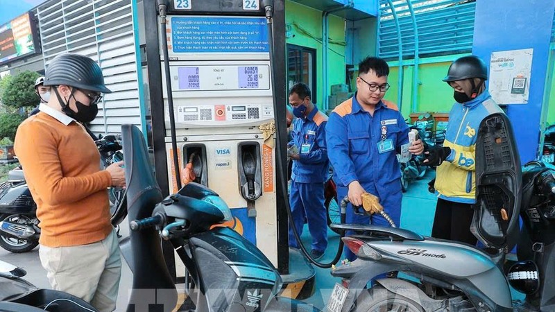 在Petrolimex加油站购买和销售汽油。图：陈越／越通社