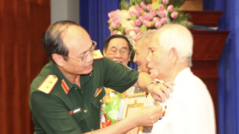 Quận Gò Vấp: Trao Huy hiệu Đảng cho 167 đảng viên cao tuổi Đảng