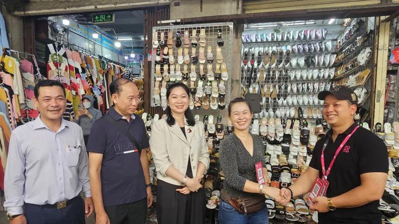 Đẩy mạnh thanh toán không dùng tiền mặt trong mùa mua sắm khuyến mại cuối năm