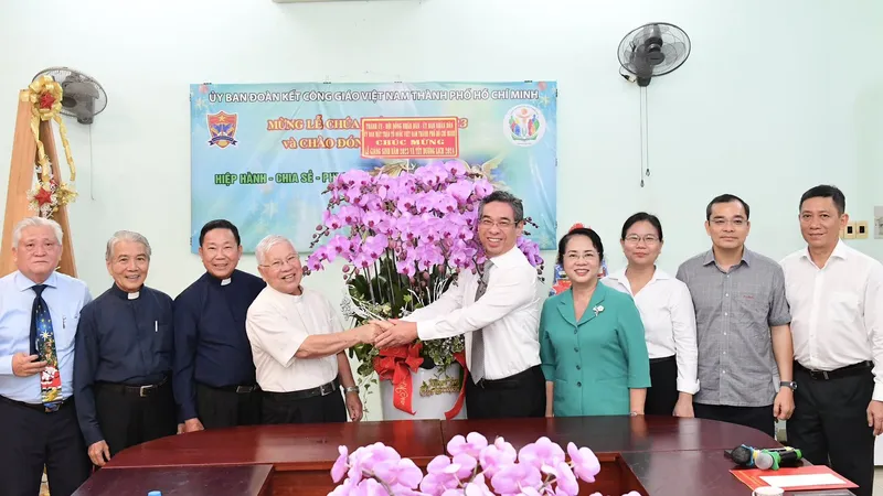 Lãnh đạo TPHCM thăm và chúc mừng tổ chức, cá nhân tiêu biểu dịp Lễ Giáng sinh 2023