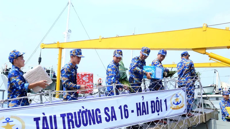 Bộ Tư lệnh Vùng 2 Hải quân gặp mặt đoàn công tác đi thăm, chúc tết nhà giàn DK1