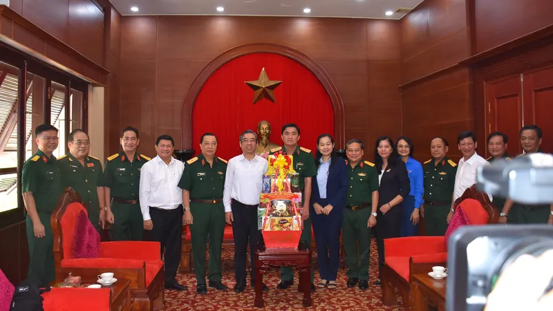 Lãnh đạo TPHCM chúc tết cán bộ, chiến sĩ Quân khu 7