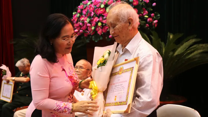 Chủ tịch HĐND TPHCM Nguyễn Thị Lệ trao Huy hiệu Đảng tại quận Bình Thạnh
