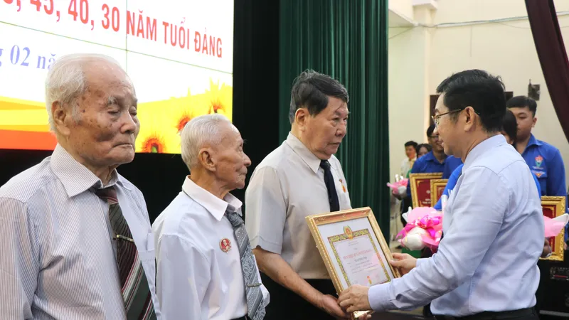 Đảng viên cao tuổi đảng là tấm gương sáng ngời cho thế hệ trẻ 