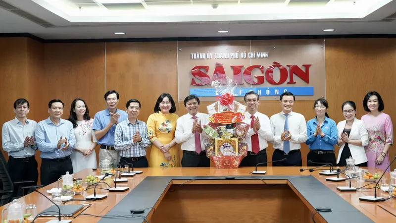 Lãnh đạo TPHCM thăm, động viên các đơn vị trực tết và sẵn sàng chiến đấu trong đêm giao thừa
