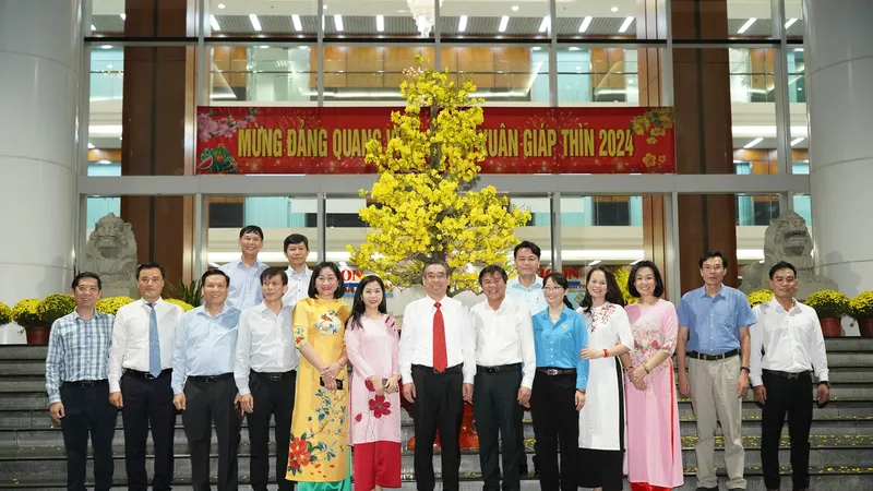 Lãnh đạo TPHCM thăm, chúc tết Báo Sài Gòn Giải Phóng đêm giao thừa
