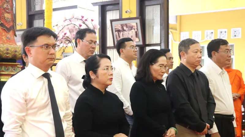 Đoàn đại biểu TPHCM do đồng chí Nguyễn Thị Lệ làm trưởng đoàn đến viếng Trưởng lão Hòa thượng Thích Hiển Tu