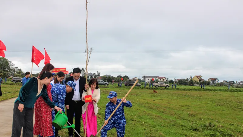 Hải đội 102, Bộ Tư lệnh Vùng Cảnh sát biển 1 tặng “Đường cây đoàn kết quân dân” cho người dân 