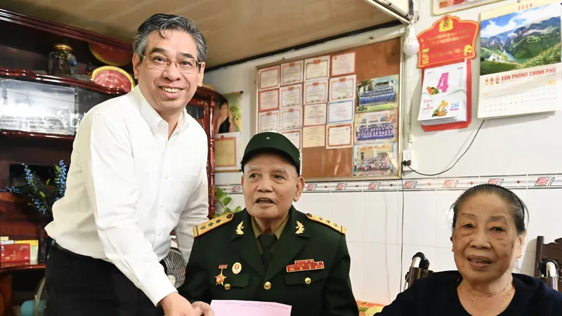 Lãnh đạo TPHCM thăm, tặng quà chiến sĩ tham gia Chiến dịch Điện Biên Phủ