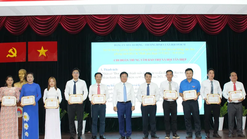 Sở LĐ-TBXH TPHCM biểu dương 23 tập thể, 26 cá nhân điển hình làm theo lời Bác