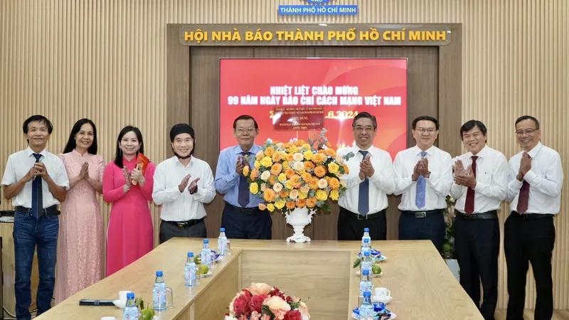 Phó Bí thư Thành ủy TPHCM Nguyễn Phước Lộc chúc mừng các cơ quan báo chí 