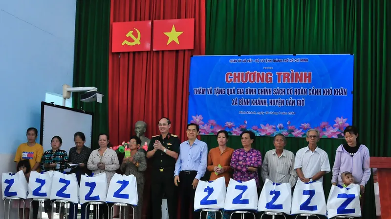 Trao 150 phần quà đến người dân khó khăn tại huyện Cần Giờ
