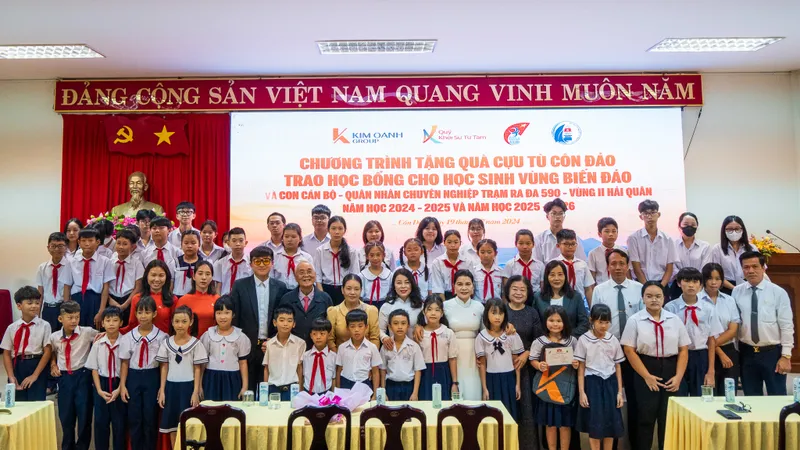 Chương trình đền ơn đáp nghĩa và trao học bổng ở Côn Đảo 
