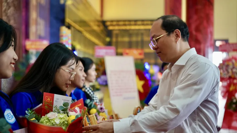 Đồng chí Nguyễn Hồ Hải dự lễ kết nạp đảng viên và thăm gia đình chính sách tại huyện Cần Giờ