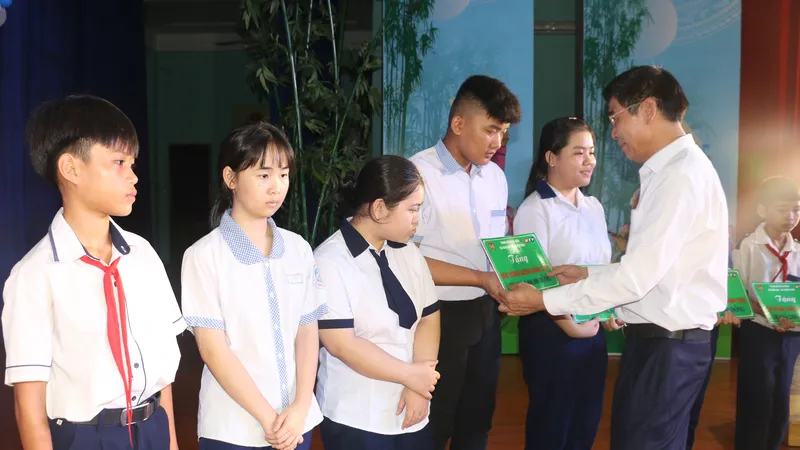 Hội Nông dân TPHCM trao 719 suất học bổng Lương Định Của