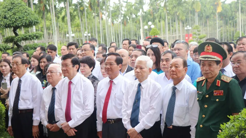 Đoàn thành kính tưởng nhớ các đồng chí nguyên lãnh đạo Đảng và đồng bào, chiến sĩ đã hy sinh vì sự nghiệp đấu tranh giải phóng dân tộc. Ảnh: THU HOÀI