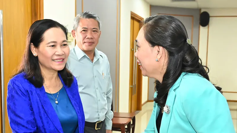Đồng chí Nguyễn Thị Lệ gặp gỡ lãnh đạo quận 3 trước khi diễn ra hội nghị. Ảnh: VIỆT DŨNG