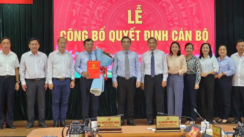 Phó Bí thư Thành ủy TPHCM Nguyễn Phước Lộc trao quyết định cán bộ