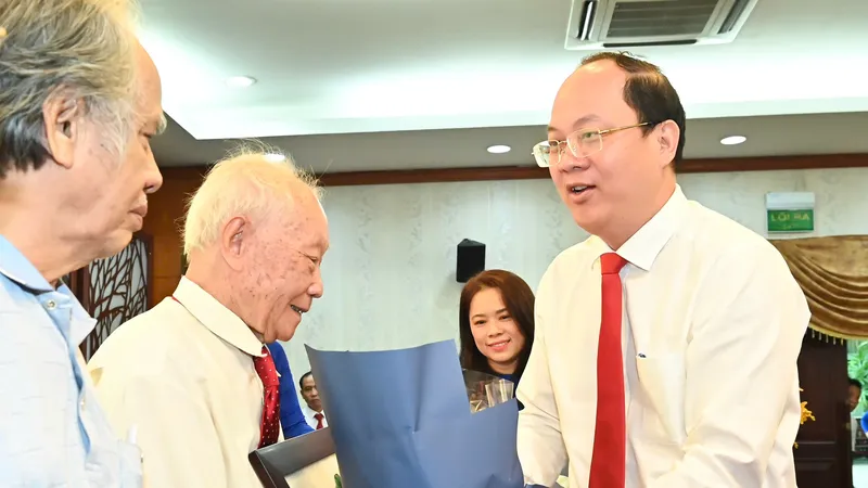 Họp mặt những nhà giáo đi B, nhà giáo nội đô: Xúc động ngày gặp lại