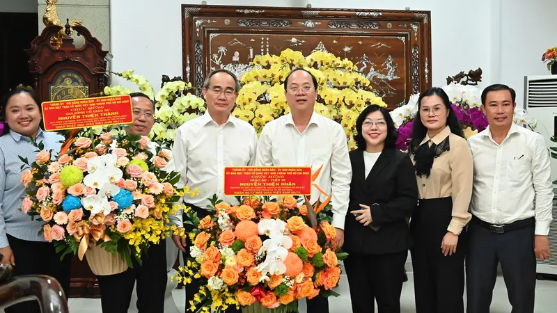 Phó Bí thư Thường trực Thành ủy TPHCM Nguyễn Hồ Hải thăm, chúc mừng nhà giáo tiêu biểu