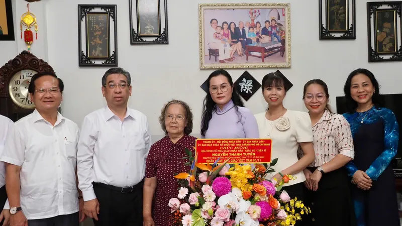 Phó Bí thư Thành ủy TPHCM Nguyễn Phước Lộc thăm gia đình nhà giáo tiêu biểu