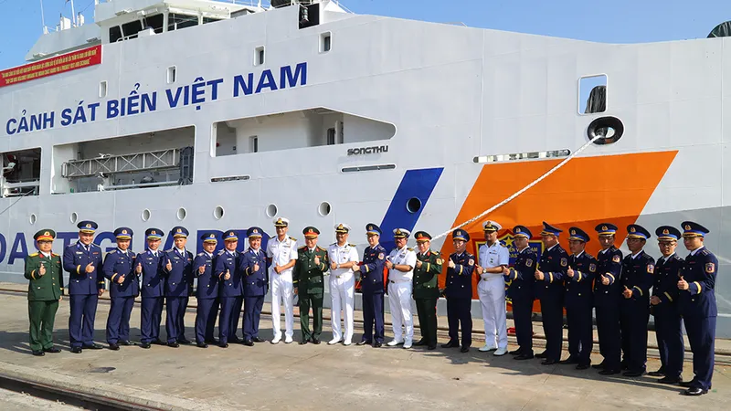 Tàu CSB 8005 cập cảng thành phố Kochi, bắt đầu chuyến thăm Ấn Độ 