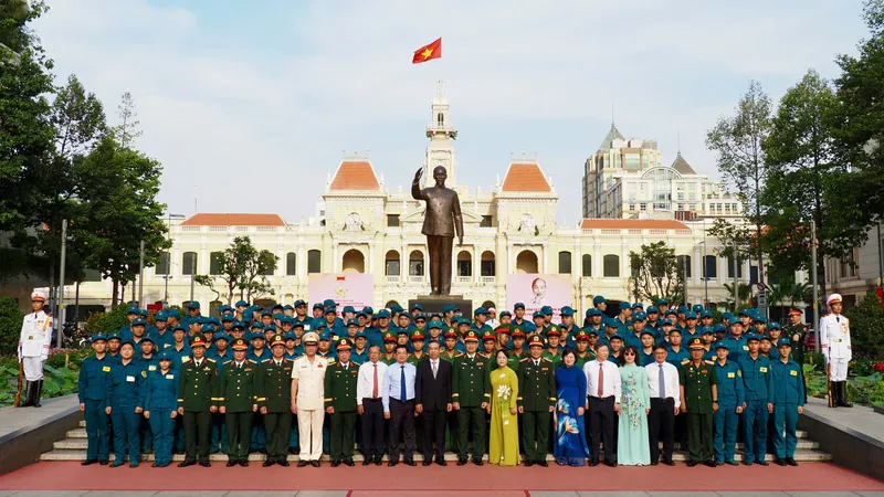  Lực lượng vũ trang TPHCM báo công, dâng hoa Chủ tịch Hồ Chí Minh