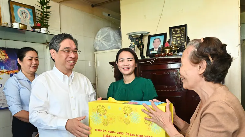 Lãnh đạo TPHCM chúc tết Mẹ Việt Nam Anh hùng, trẻ mồ côi