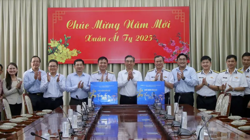 Bộ Tư lệnh Vùng 2, Vùng 3 Hải quân thăm, chúc tết TPHCM