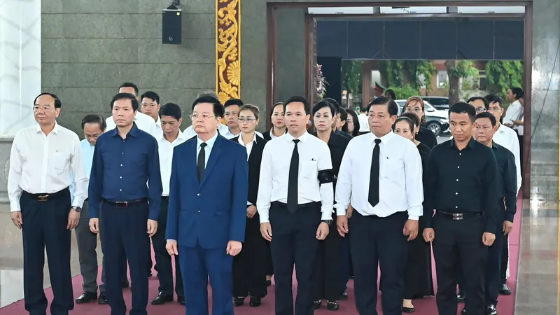 Đoàn Chính phủ nước Cộng hòa xã hội chủ nghĩa Việt Nam viếng tang. Ảnh: VIỆT DŨNG