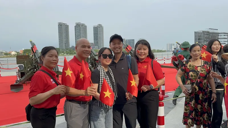 Ngay lúc này, dòng người đổ về trung tâm TPHCM 