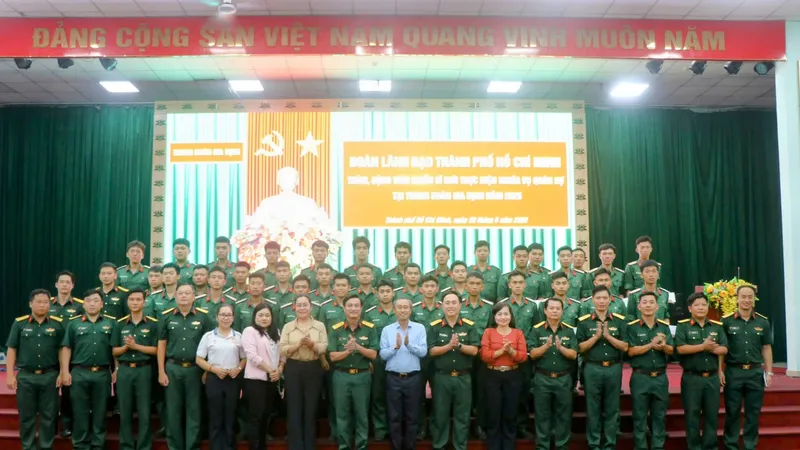 Lãnh đạo TPHCM thăm, động viên chiến sĩ mới nhập ngũ