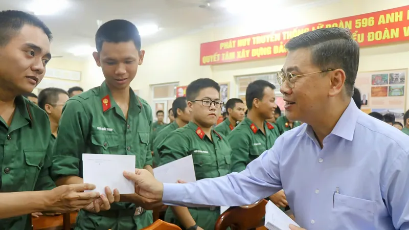 Lãnh đạo TPHCM thăm, động viên chiến sĩ mới nhập ngũ năm 2025