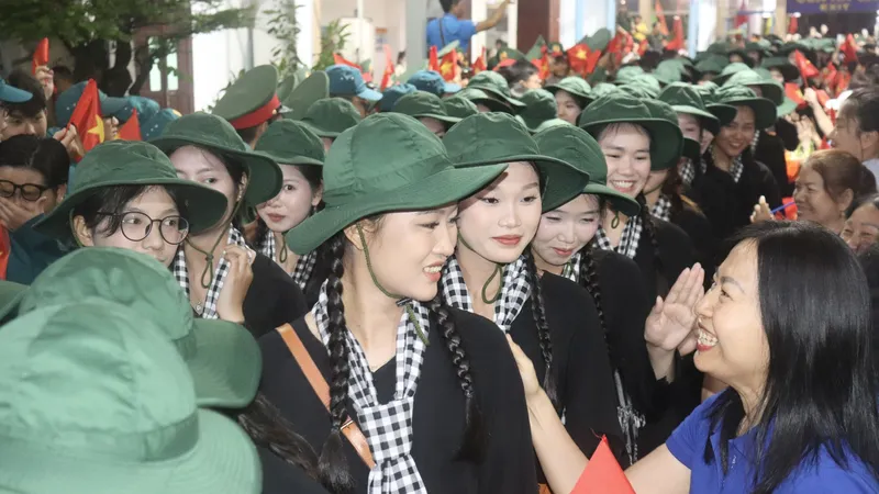 Tiễn các khối tham gia diễu binh, diễu hành dịp 2-9: Ga Sài Gòn đong đầy cảm xúc