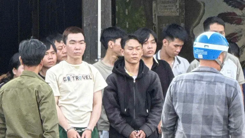 Đưa 2 thanh niên đến hiện trường vụ án mạng tại quán nhậu ở Hóc Môn