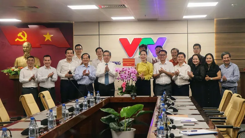 Phó Bí thư Thành ủy TPHCM Nguyễn Phước Lộc chúc mừng các cơ quan báo chí