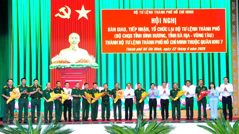 Bàn giao, tiếp nhận, tổ chức lại Bộ Tư lệnh TPHCM