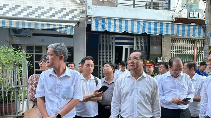 Chủ tịch UBND TPHCM đến hiện trường chỉ đạo khắc phục vụ cháy tại cư xá Độc Lập