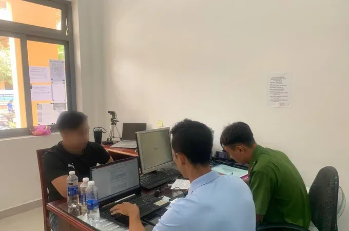 Tự trói tay, xát ớt bột vào mặt rồi báo tin cướp giả