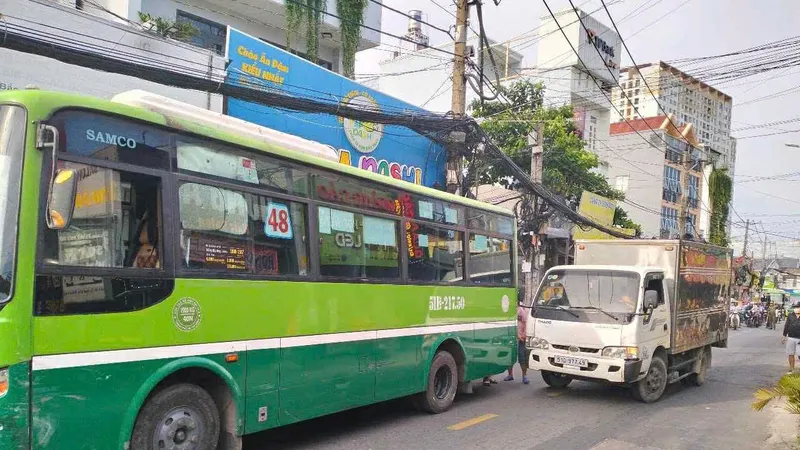 Dựng hiện trường vụ tài xế xe tải cầm dao rượt đánh tài xế xe buýt ở TPHCM