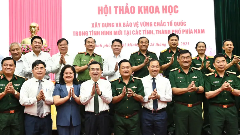 Xây dựng và bảo vệ Tổ quốc phù hợp với từng giai đoạn phát triển
