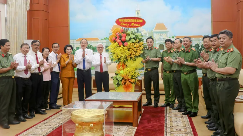 Đoàn Đại biểu ĐBQH TPHCM tặng hoa chúc mừng Công an TPHCM