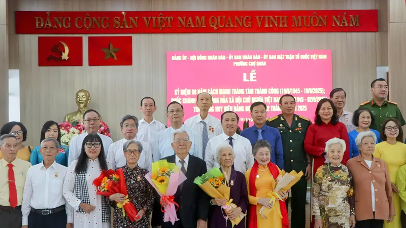 31 đảng viên Đảng bộ phường Chợ Quán nhận Huy hiệu Đảng đợt 2-9